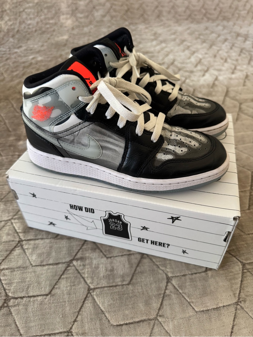 Nike Air Jordan 1 Mid X-ray Sneakerd (Big Kids Size 4)